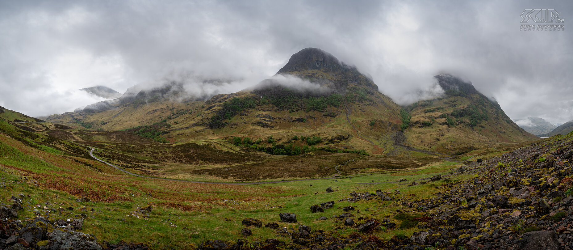 Glen Coe - Three Sisters Het iconische driemanschap van Beinn Fhada, Gearr Aonach en Aonach Dubh, gezamenlijk bekend als de Three Sisters, is de meest populaire stop in de prachtige vallei van Glencoe. Het is ook het startpunt voor de populaire wandeling naar Hidden Valley (ook bekend als Lost Valley en Coire Gabhail) Stefan Cruysberghs